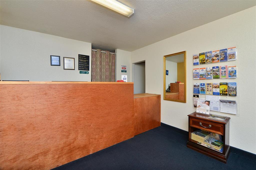 Value Inn & Suites Redding Beltér fotó